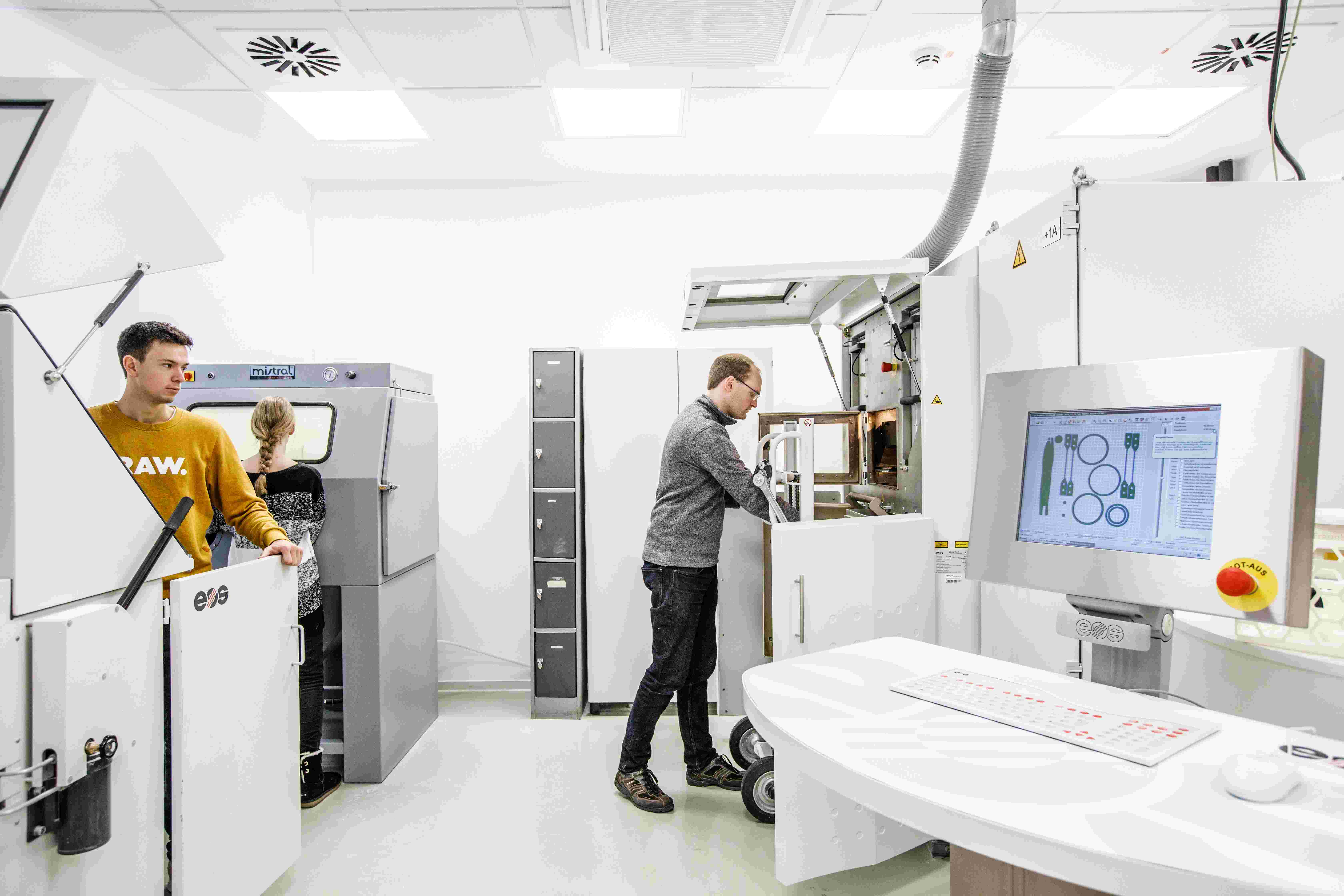 Mitarbeitende nutzen 3D Drucker für die Prototypenentwicklung.