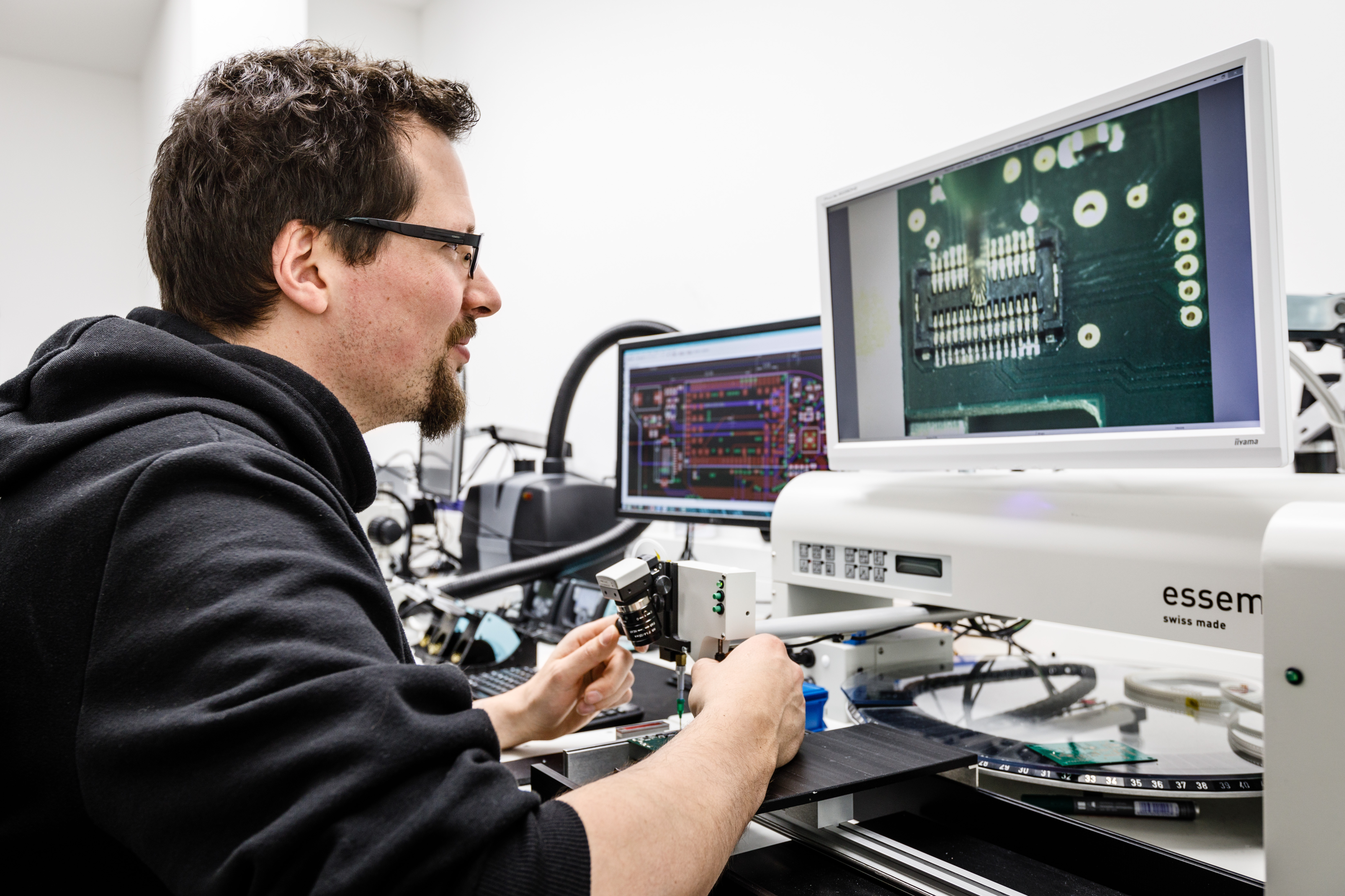 Ein Mann, der an der SMD Platinen Fertigung arbeitet.
