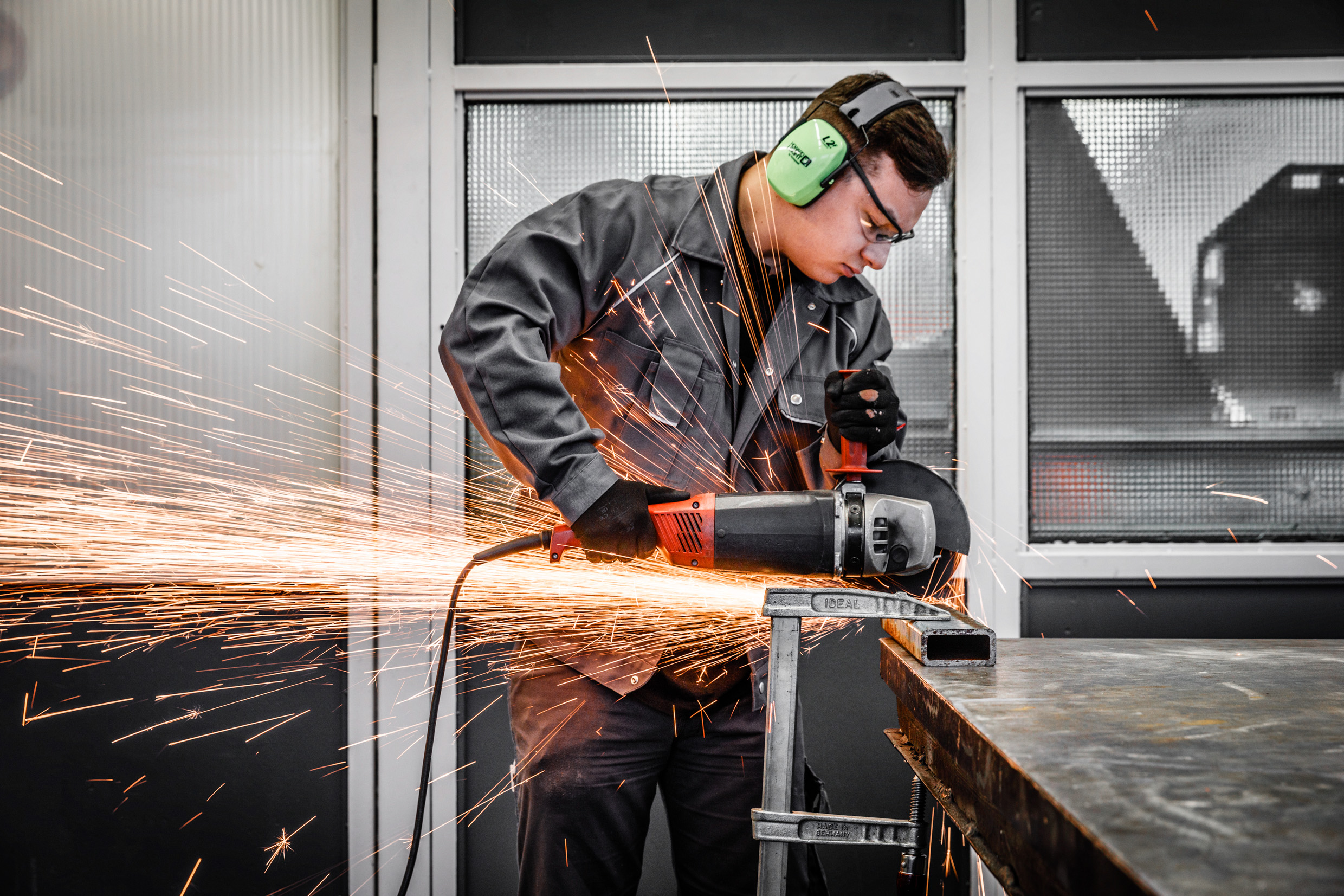 Ein Mann arbeitet in der mechanischen Werkstatt des Prototypenzentrums.