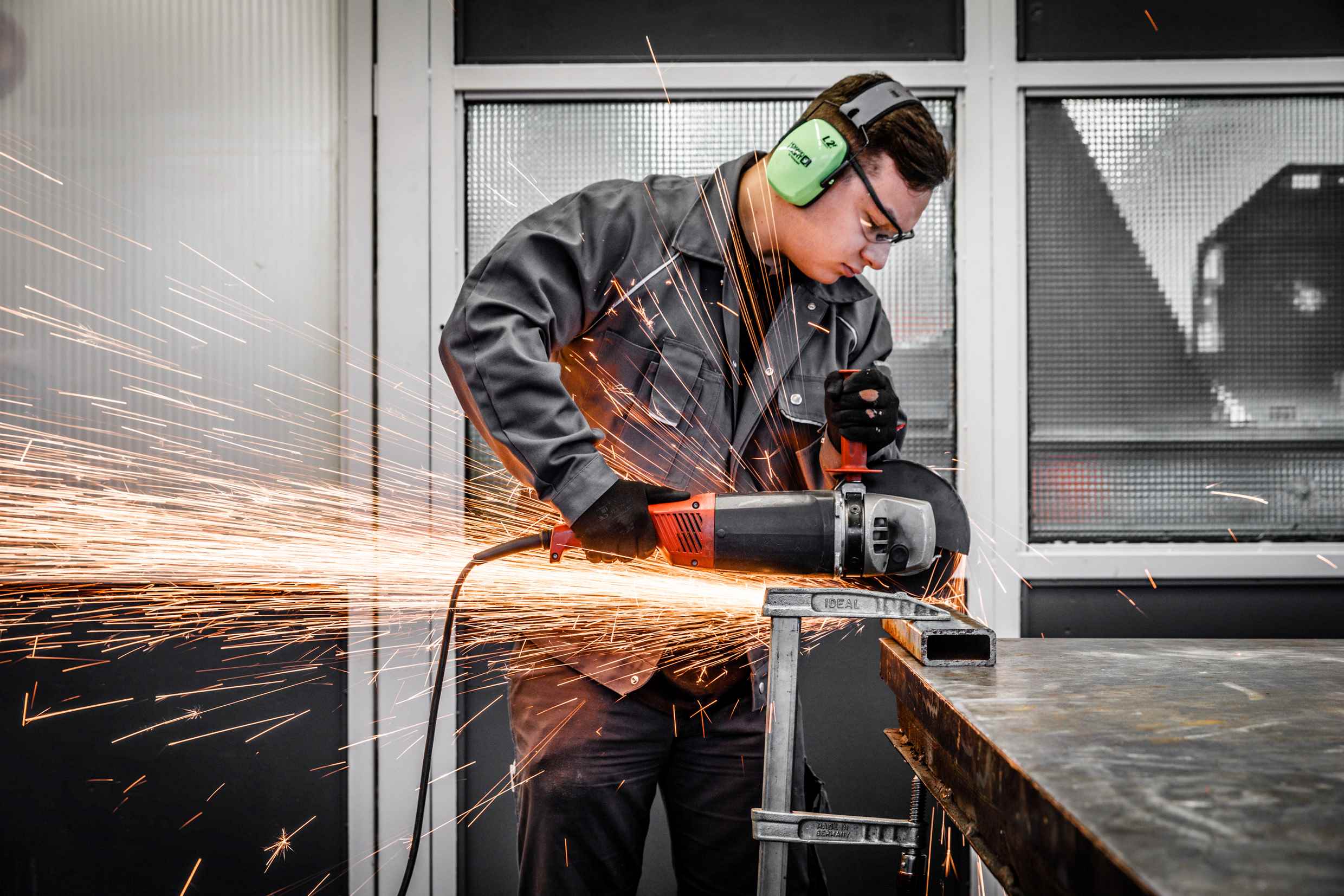 Ein Mann arbeitet in der mechanischen Werkstatt des Prototypenzentrums.