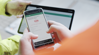 Hände halten ein Handy auf dem der eCMR zu sehen ist