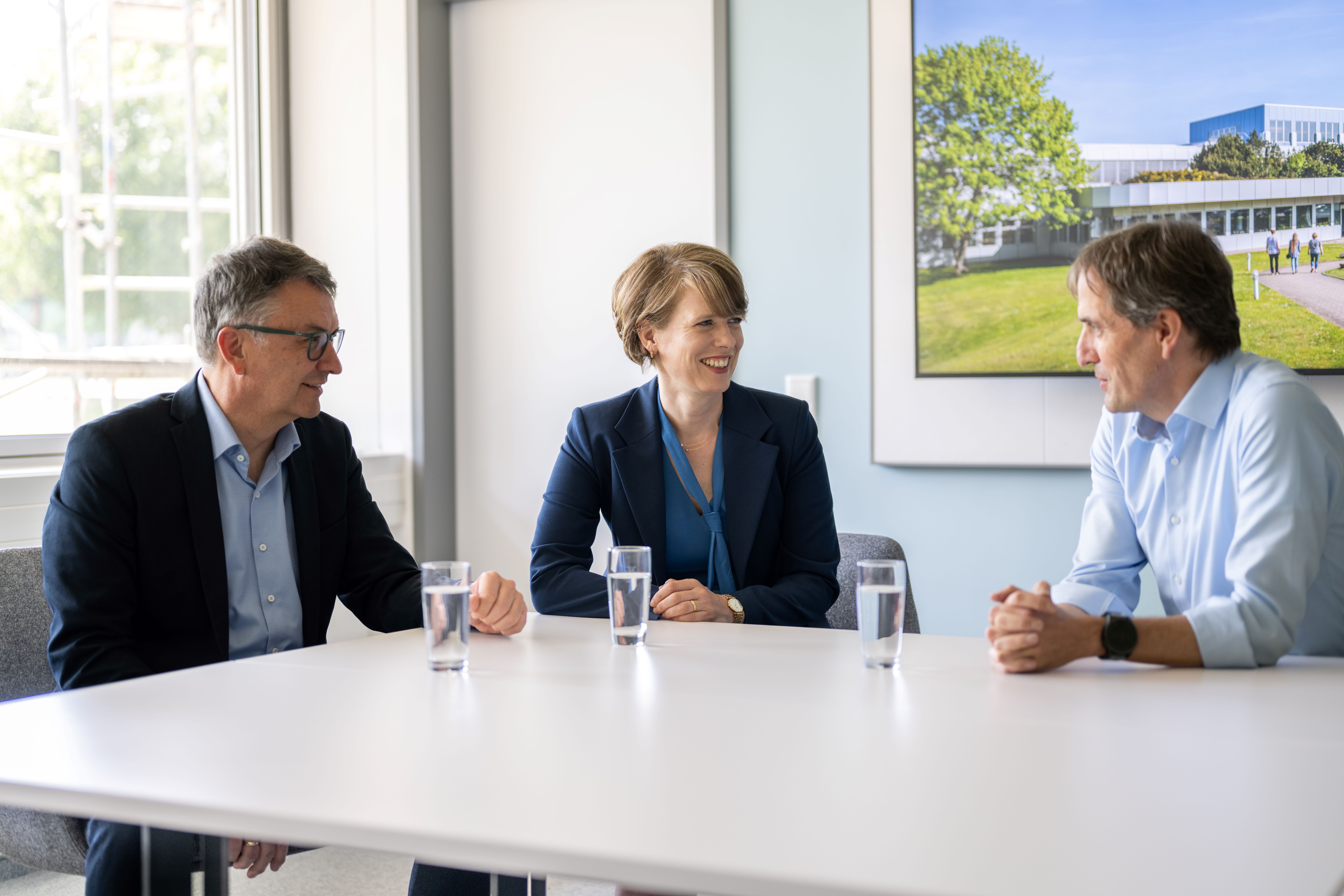 Die neue Institutsleitung sitzt zusammen und redet. Zu sehen sind von links nach rechts Uwe Clausen, Alice Kirchheim und Michael Henke.